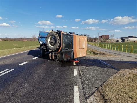 Wypadek na DK 16 CIĄGNIK ROZPADŁ SIĘ NA PÓŁ po zderzeniu z osobówką