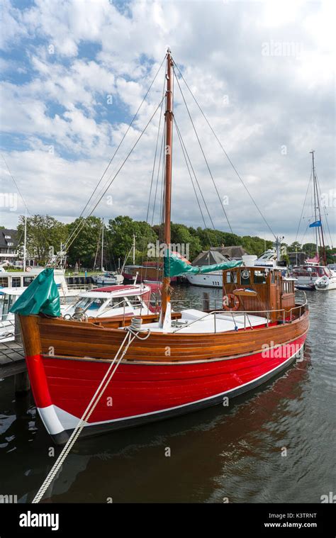 Fischerboot Aus Holz Mit Rotem Rumpf Im Hafen Von Kloster Auf Der Insel