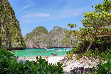 Tourists Visiting Maya Bay, Ko Phi Phi Lee, Krabi, Thailand Editorial Photography - Image of ...