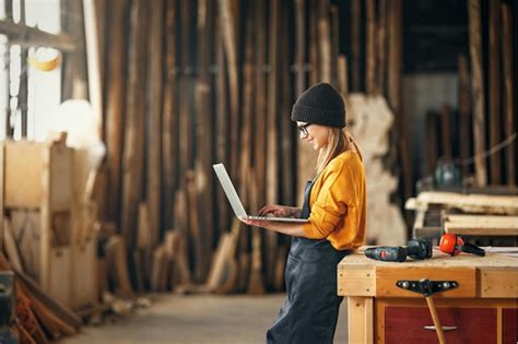 Jovem Carpinteiro Feminino Parece Desenhos Em Um Laptop Durante O