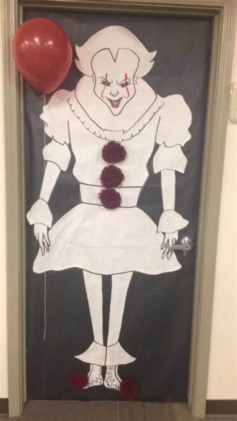 Pennywise From It Halloween Theme Oor Decorations Halloween Themes Halloween Diy Door Diy