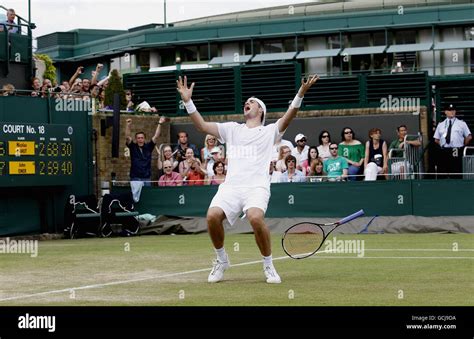 Usa S John Isner Celebrates Victory Over France S Nicolas Mahut In