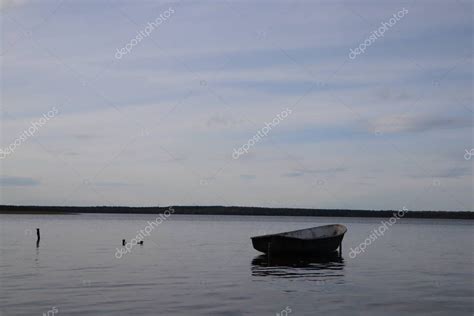 Barco Pesquero Solitario Atracado En Un Lago Tranquilo Barco De Pesca