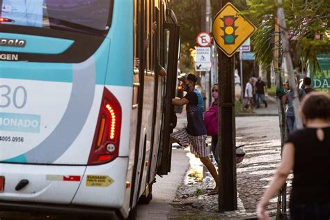 Empresa de ônibus é condenada a indenizar passageira que lesionou