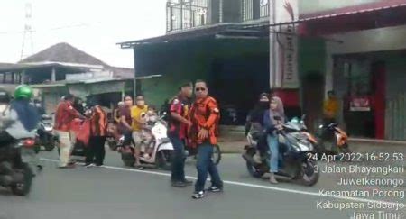 Berkah Ramadhan Pemuda Pancasila Berbagi Takjil Di Jalan Porong