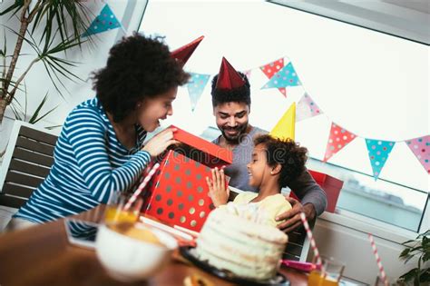 Familia Que Celebra Un Cumplea Os Junto En Casa Imagen De Archivo