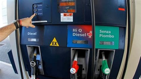 La Benzina Torna Sopra I Due Euro Al Litro L Estate Scalda Il Caro