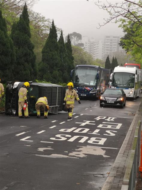 大埔道3車串燒相撞 客貨車翻側二人受傷