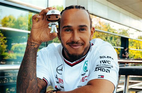 Lewis Hamilton fête les 10 ans de son deuxième titre avec une figurine