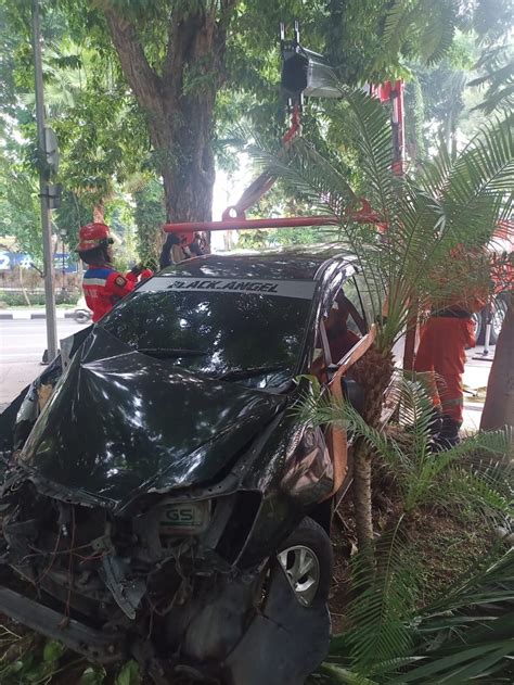 Pengemudi Mabuk Toyota Innova Tabrak Pohon Di Darmo Surabaya