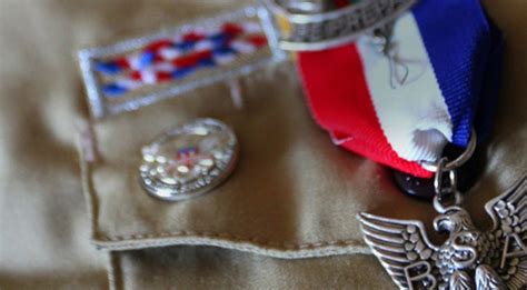 When should youth and adults wear the Eagle Scout medal?