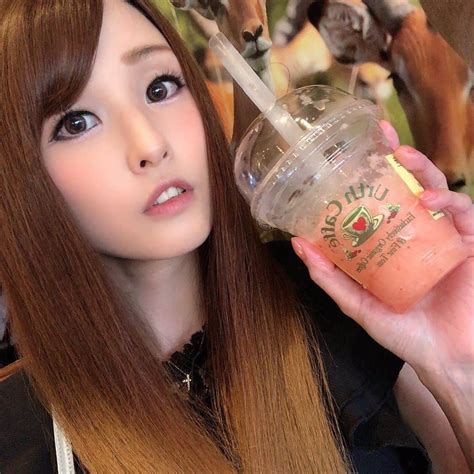 黒沢美怜さんのインスタグラム写真 黒沢美怜instagram「暑すぎてクールダウン🍓🍋 ストロベリーレモネードのスムージー たっぷり