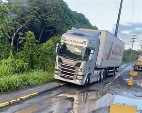 Caminhoneiro passa apuros em estrada esburacada e lamaçal Brasil