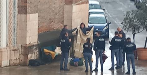 Senzatetto Morto Nella Notte In Piazza San Tomaso Tgverona Telenuovo