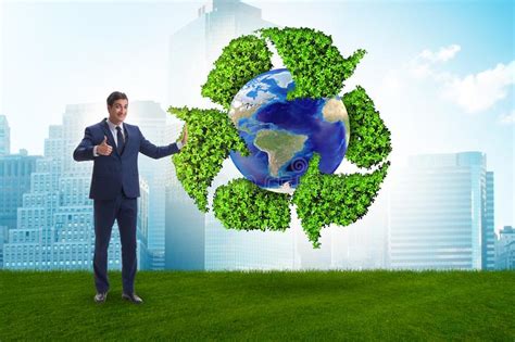 El Hombre De Negocios En El Reciclaje De Concepto Ecol Gico Foto De