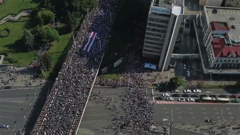 Protesty na Białorusi Tysiące ludzi maszerują w stolicy