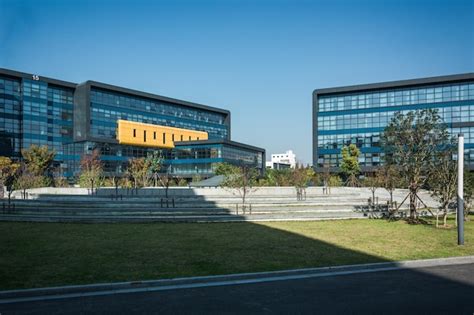 Sendero vacío con exterior moderno edificio de oficinas y azul cielo