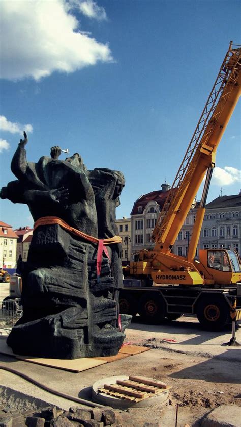 Pomnik Na Starym Rynku W Bydgoszczy Przeniesiony Na Nowe Miejsce