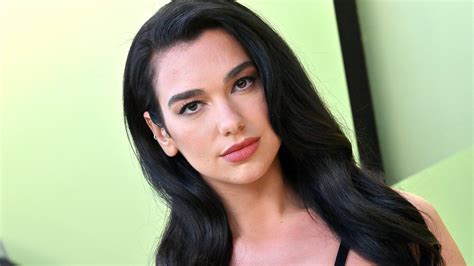 Dua Lipa Lleva El Pelo Azul Para Dar Vida A Una Sirena En La Película De Barbie Glamour