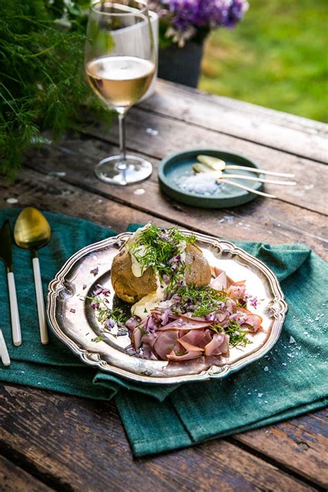 Bakad potatis med kronärtskockskräm rökt skinka och dill Landleys Kök