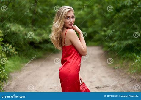 Belle Jeune Femme Blonde Avec Le Maquillage Et Lumineux Avec De Longs Cheveux Dans Une Robe