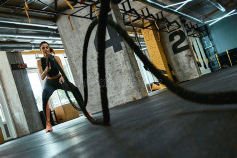 Entrenamiento De Encrucijada Joven Deportista Fuerte Usando Ropa