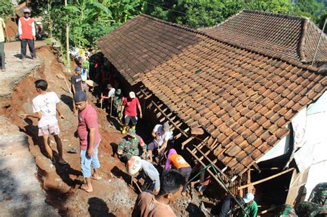 Pasca Bencana Longsor Koramil 03 Gringsing Bantu Warga Bersihkan