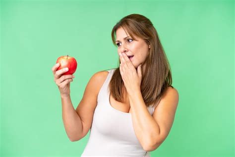 Mujer De Mediana Edad Con Una Manzana Sobre Un Fondo Aislado Con