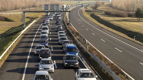 Tömegbaleset az M7 esen teljesen megbénult a forgalom az autópályán