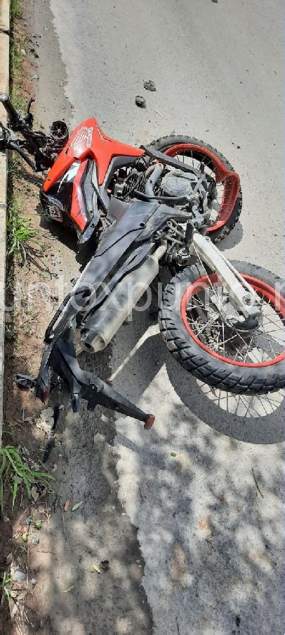 Motociclista Resulta Herido Al Impactarse Contra Un Arbol En Linares