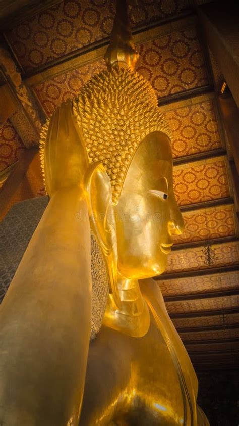 La Cara De La Estatua De Oro De Buddha En El Templo Del Buddha