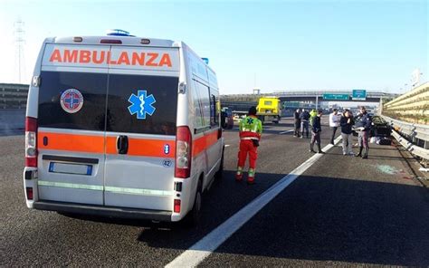 Incidente Sulla A Milano Torino Scontro Tra Furgone E Auto Ad Arluno