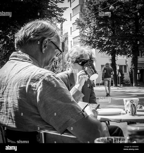 Rentner Trinken Schwarzweiß Stockfotos Und Bilder Alamy