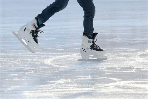 Pé patinando no gelo na pista de gelo Foto Premium