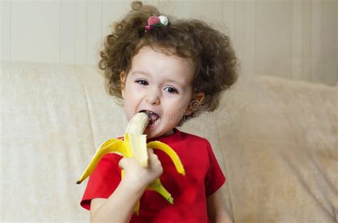 449 L Enfant Mange La Banane Photos Libres De Droits Et Gratuites De