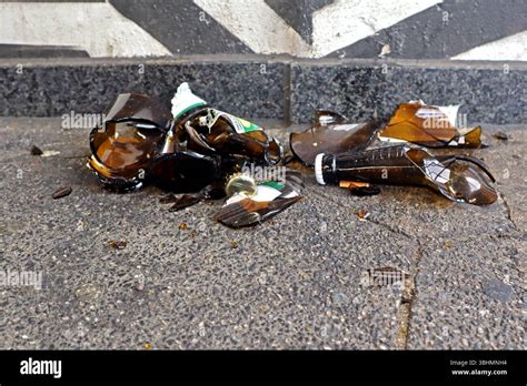 Verletzungsgefahr durch Glassplitter Auf den Boden geworfene und ...