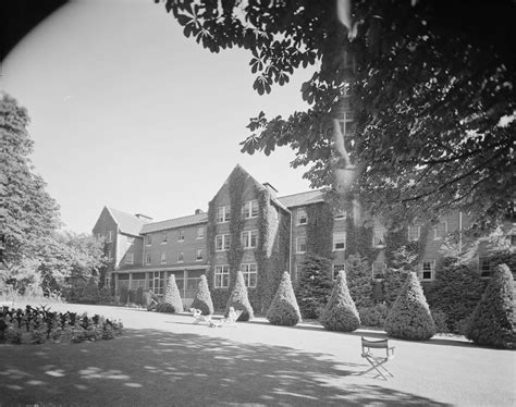 Harrison Hot Springs Hotel : exteriors and treatment room - City of