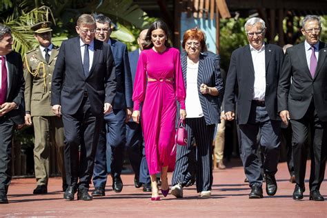 La reina Letizia marca abdominales con su vestido más moderno y