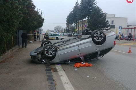 Dopravná nehoda v Rožňave Auto po náraze na streche