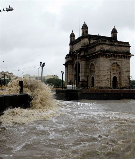 Heavy Rain And High Tide Lashes Mumbai City Causing Water Logging On