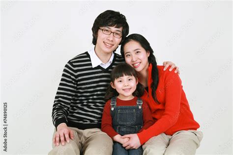 여자 아이가 있는 젊은 부부 가족 스톡 사진 Adobe Stock