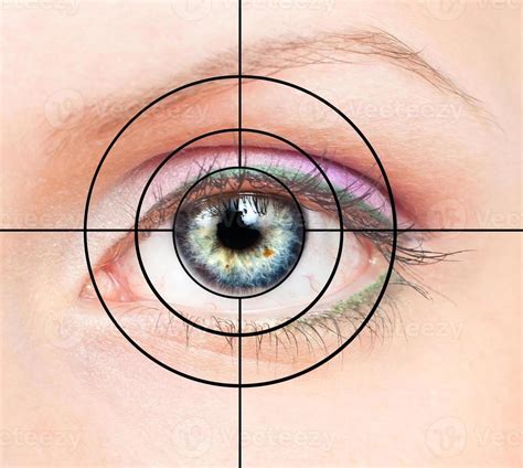 Human eye and target 21060751 Stock Photo at Vecteezy