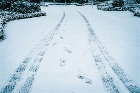 大雪过后的道路路面风光高清摄影大图 千库网