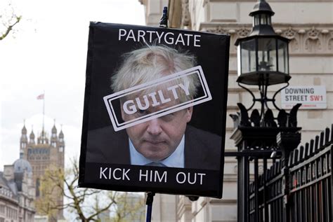 Boris Johnson Et Partygate Des Photos Relancent Les Accusations