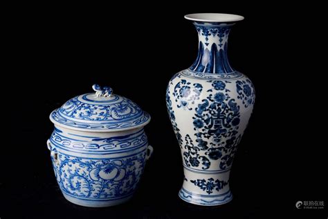 51BidLive Chine XXe siècle Lot comprenant un pot couvert et un vase