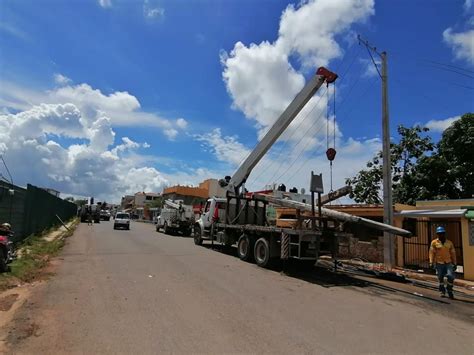 Edeeste concluye reposición de 23 postes derribados por camión en SDE