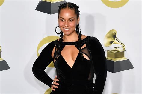 Alicia Keys Was Glowing Without Makeup at 2018 Grammy Awards | Allure