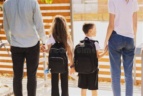 El Primer D A En La Escuela Los Padres Y Los Ni Os Caminan Juntos De La