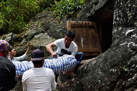 Foto Tradisi Ma Nene Mengganti Pakaian Mayat Di Toraja