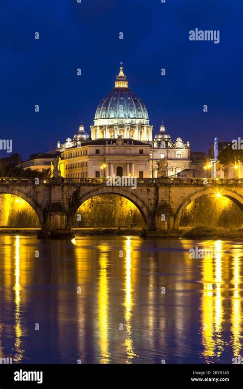 El rio tiber y el vaticano en roma fotografías e imágenes de alta